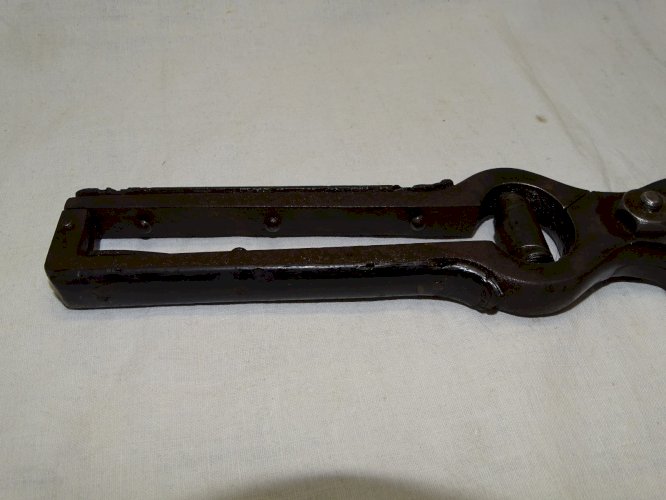 -ANCIEN SECATEUR MARQUE R.G. Garanti avec plaquettes CORNE sur les bras   D