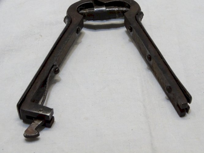 -ANCIEN SECATEUR MARQUE R.G. Garanti avec plaquettes CORNE sur les bras   D