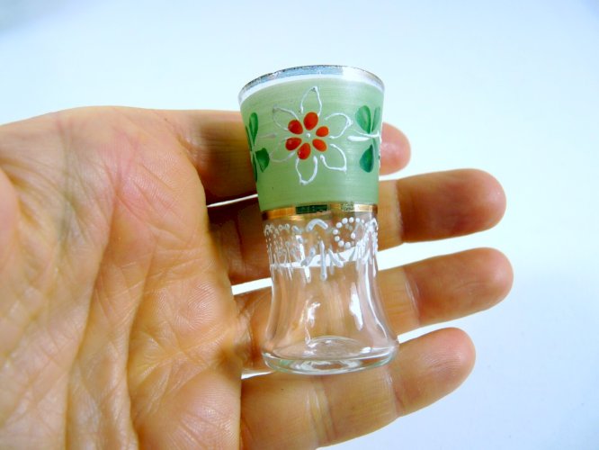 Ancien service porto à carafe & cinq verres en verre peint décor fleurs & perles