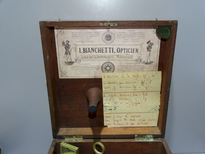 -ANCIEN SEXTANT BOITE ACAJOU ETIQUETTE I BIANCHETTI OPTICIEN COLLECTION   D