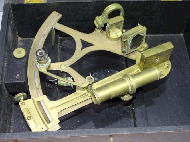 -ANCIEN SEXTANT Gravé Chardet ? BOITE POSTERIEURE COLLECTION OBJET MARINE  D