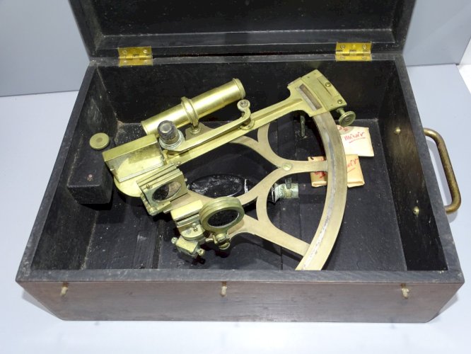 -ANCIEN SEXTANT Gravé Chardet ? BOITE POSTERIEURE COLLECTION OBJET MARINE  D