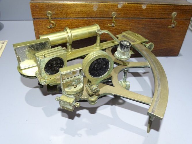 -ANCIEN SEXTANT Gravé Chardet ? BOITE POSTERIEURE COLLECTION OBJET MARINE  D