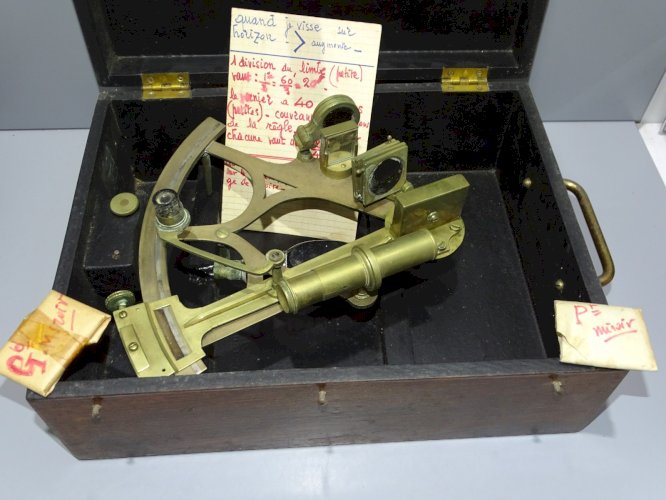 -ANCIEN SEXTANT Gravé Chardet ? BOITE POSTERIEURE COLLECTION OBJET MARINE  D