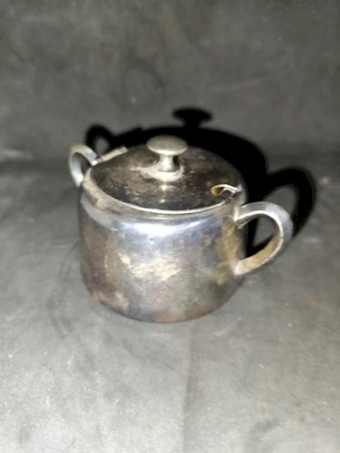 ancien sucrier en metal argente ? en bon etat