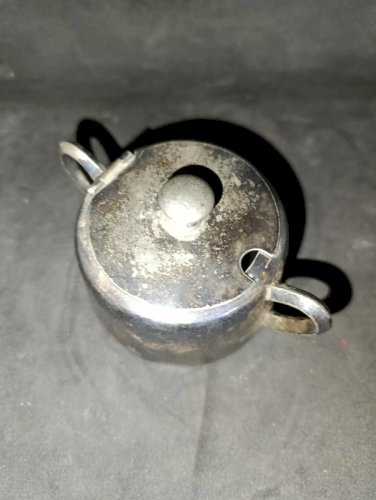 ancien sucrier en metal argente ? en bon etat