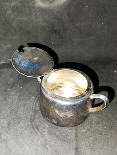 ancien sucrier en metal argente ? en bon etat