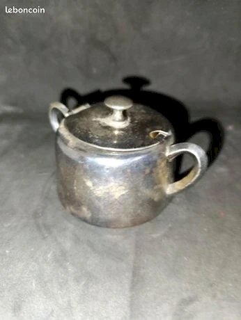 ancien sucrier en metal argente ? en bon etat
