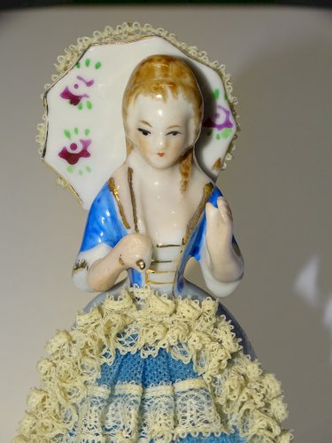 -ANCIEN SUJET PORCELAINE JEUNE FEMME A L'OMBRELLE JOLIE DENTELLE VITRINE    D