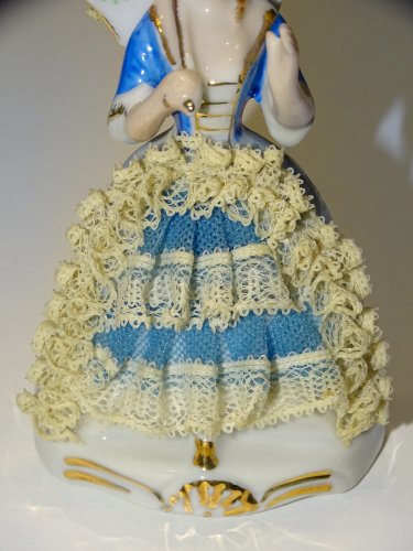 -ANCIEN SUJET PORCELAINE JEUNE FEMME A L'OMBRELLE JOLIE DENTELLE VITRINE    D