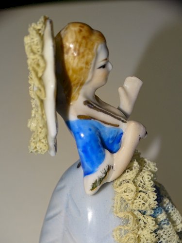 -ANCIEN SUJET PORCELAINE JEUNE FEMME A L'OMBRELLE JOLIE DENTELLE VITRINE    D