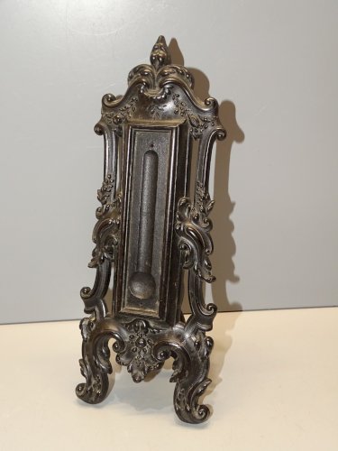-ANCIEN SUPPORT THERMOMETRE EN EBONITE STYLE ROCAILLE COLLECTION VITRINE deco  D