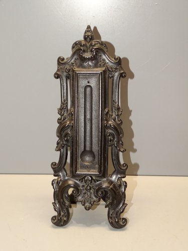 -ANCIEN SUPPORT THERMOMETRE EN EBONITE STYLE ROCAILLE COLLECTION VITRINE deco  D