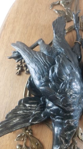 Ancien tableau / trophée de chasse, en bois et métal ^