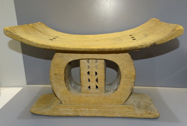 -ANCIEN TABOURET AFRICAIN BOIS SCULPTE ART TRIBAL de SAGE BOIS ASHANTI GHANA?