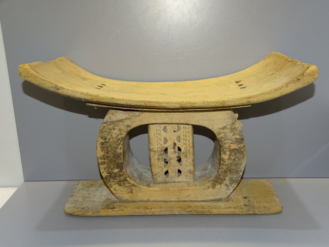 -ANCIEN TABOURET AFRICAIN BOIS SCULPTE ART TRIBAL de SAGE BOIS ASHANTI GHANA?