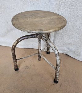 Ancien tabouret datelier en teck + fer forgé