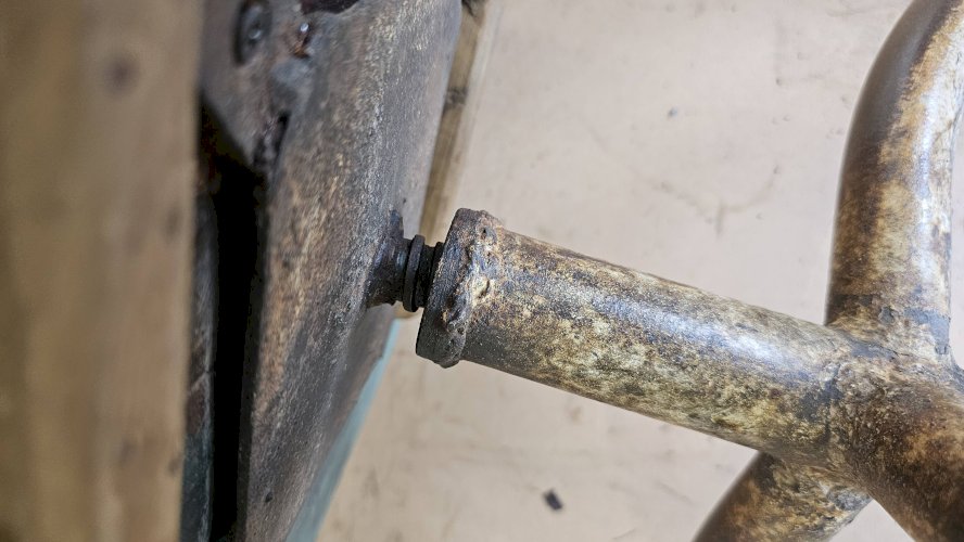 Ancien tabouret datelier en teck + fer forgé