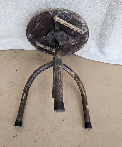 Ancien tabouret datelier en teck + fer forgé