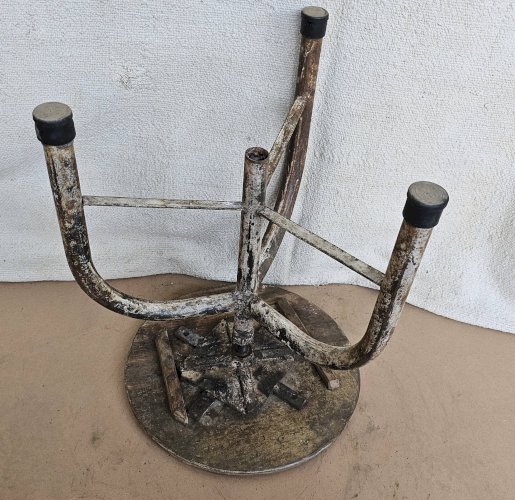 Ancien tabouret datelier en teck + fer forgé