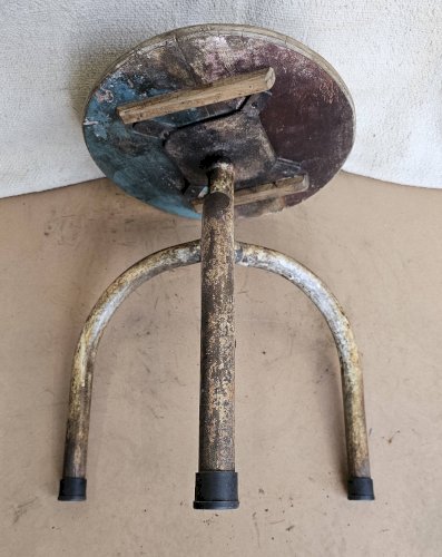 Ancien tabouret datelier en teck + fer forgé