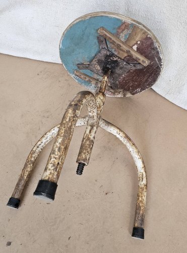 Ancien tabouret datelier en teck + fer forgé