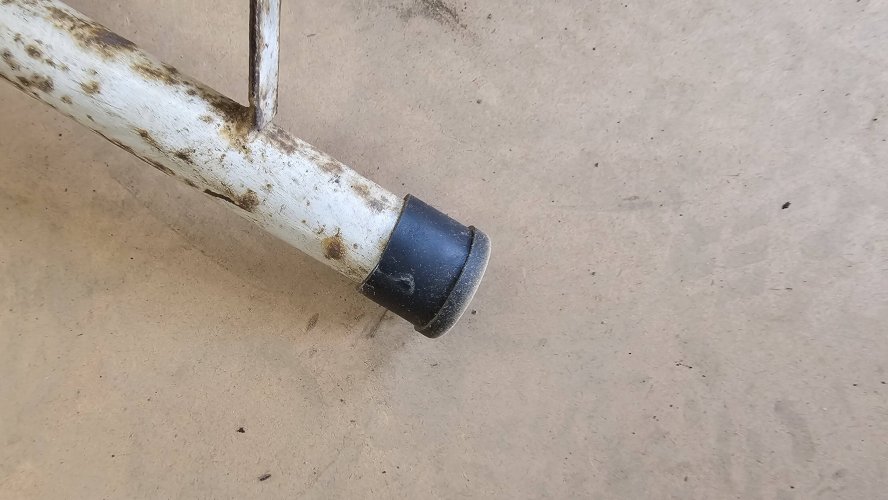 Ancien tabouret datelier en teck + fer forgé