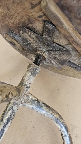 Ancien tabouret datelier en teck + fer forgé