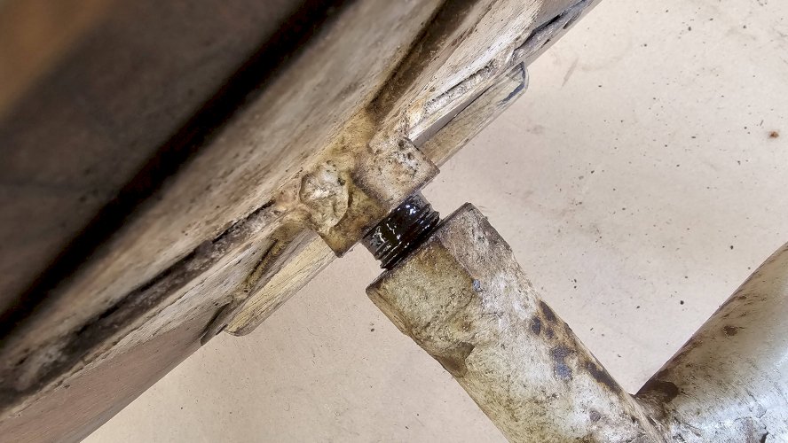 Ancien tabouret datelier en teck + fer forgé