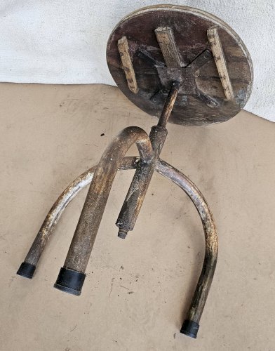 Ancien tabouret datelier en teck + fer forgé