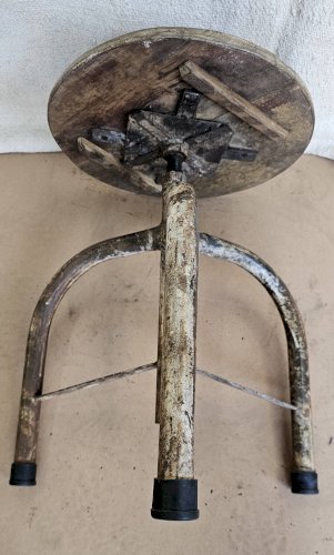 Ancien tabouret datelier en teck + fer forgé