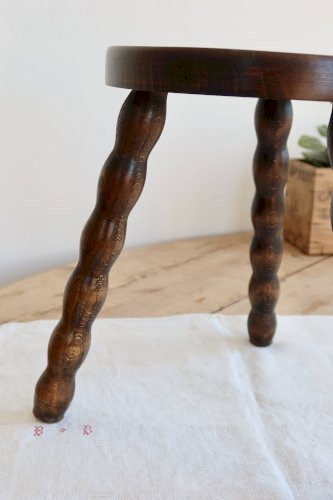 Ancien tabouret tripode de traite en bois - Pieds tournés