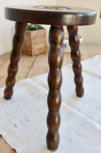 Ancien tabouret tripode de traite en bois - Pieds tournés