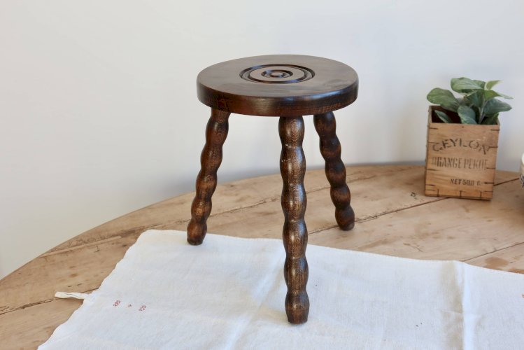 Ancien tabouret tripode de traite en bois - Pieds tournés