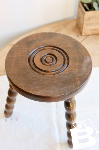 Ancien tabouret tripode de traite en bois - Pieds tournés