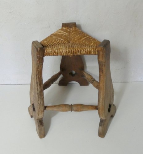 ancien tabouret tripode en bois et paille