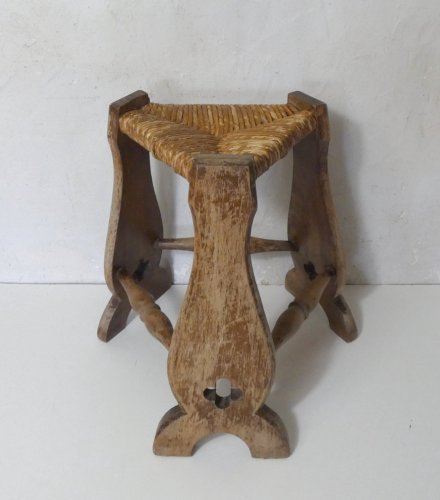 ancien tabouret tripode en bois et paille