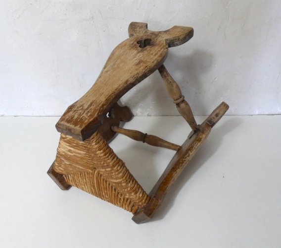 ancien tabouret tripode en bois et paille
