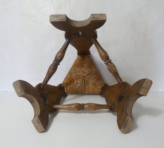 ancien tabouret tripode en bois et paille