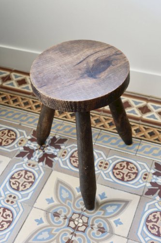 Ancien tabouret tripode en bois foncé