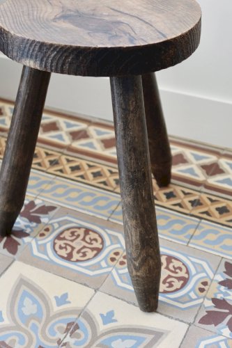 Ancien tabouret tripode en bois foncé