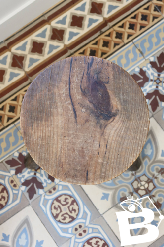 Ancien tabouret tripode en bois foncé