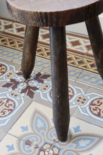 Ancien tabouret tripode en bois foncé