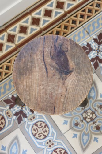Ancien tabouret tripode en bois foncé