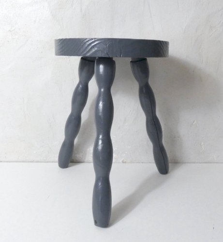 ancien tabouret tripode en chêne massif peint en gris vintage