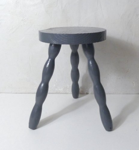 ancien tabouret tripode en chêne massif peint en gris vintage