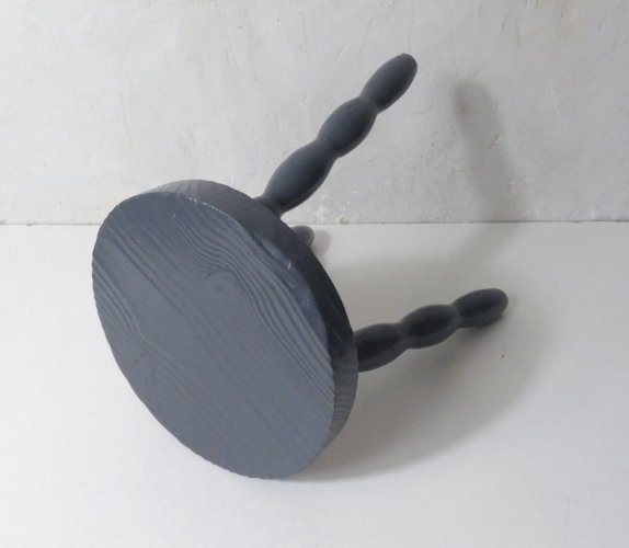 ancien tabouret tripode en chêne massif peint en gris vintage