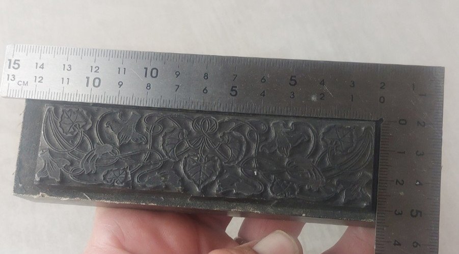 Ancien tampon frise, décor feuilles, en métal