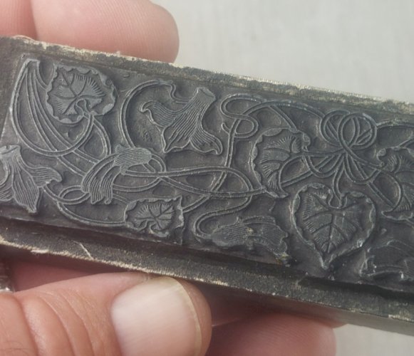 Ancien tampon frise, décor feuilles, en métal