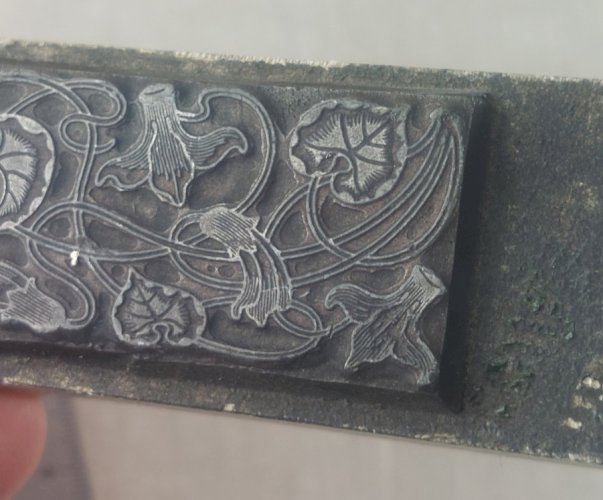 Ancien tampon frise, décor feuilles, en métal